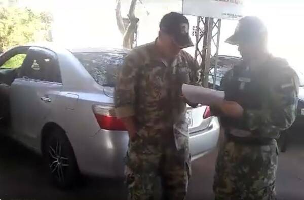 Agarraron a chofer que mbaretepe quiso cruzar la frontera y casi atropella a militar, ndajeko