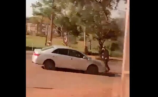 Diario HOY | VIDEO: Conductor casi arrolla a agente en el acceso del puente de Encarnación