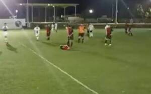 [VIDEO] Acribillaron al DT en pleno partido de fútbol