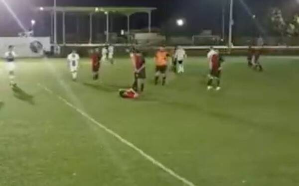 [VIDEO] Acribillaron al DT en pleno partido de fútbol