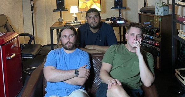 Recargado de sintetizadores, Apolo El Perro presenta su álbum con ocho canciones