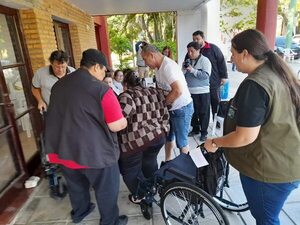 Entregan 50 sillas de ruedas a personas discapacitadas - Nacionales - ABC Color