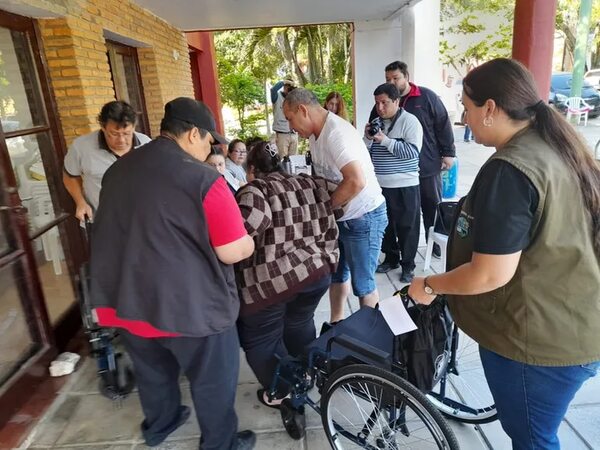 Entregan 50 sillas de ruedas a personas discapacitadas - Nacionales - ABC Color