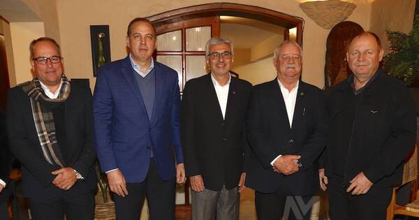 La Nación / Brindis por el 11.er aniversario de Bancop