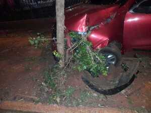 Conductor ebrio pierde el control y choca contra un árbol en Cambyreta