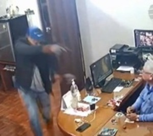 Asaltantes armados robaron una transportadora en CDE - Paraguay.com