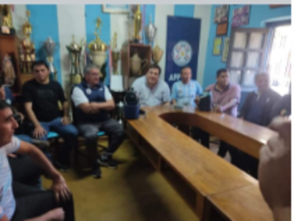 Directivos de la Liga Guaireña de Fútbol se reúnen con el Gobernador electo de Guairá.