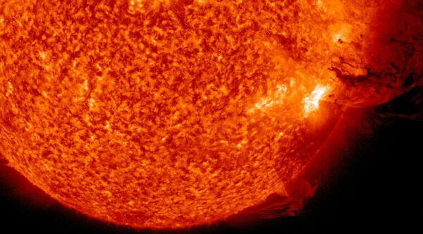 PREVÉN QUE EYECCIÓN DE MASA SOLAR ‘CANÍBAL’ IMPACTARÁ CONTRA LA TIERRA ESTE MARTES