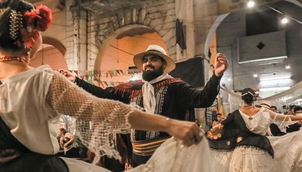 Diario HOY | Peña folklórica del Ballet Municipal de Asunción en la Vermutería
