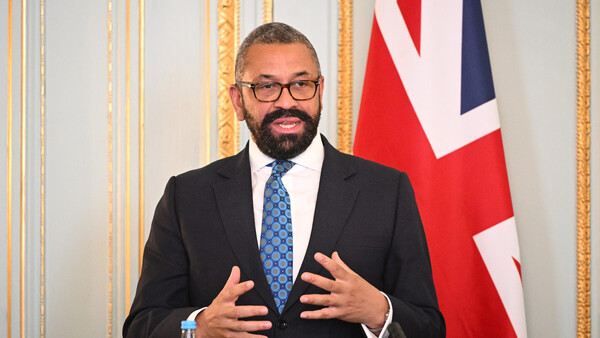 Canciller británico aplazó su viaje a Pekín tras la 'desaparición' de su homólogo chino