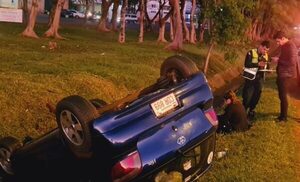 Pareja sale ilesa tras vuelco de vehículo