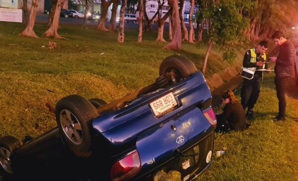 Pareja sale ilesa tras vuelco de vehículo