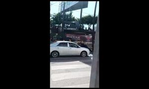 Conductor arrastra a policía municipal en CDE