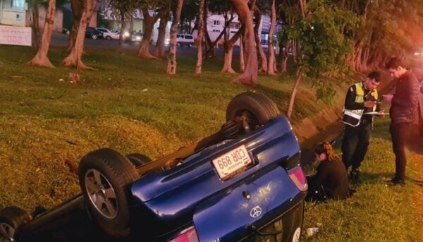 Diario HOY | Conductor pierde el control de su vehículo y termina volcando
