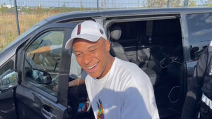 Versus / Mbappé firma autógrafos y posa con hinchas tras quedar fuera de gira del PSG