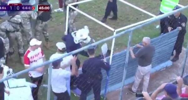 [VIDEO] Trompadas, empujones y hasta voló la copa en Liga Caaguazú