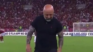 (Video). ¡Enojado por empate DT de Flamengo remató por un micrófono!