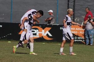 Los Bravos despluman al Gallo en la Intermedia - Fútbol de Ascenso de Paraguay - ABC Color