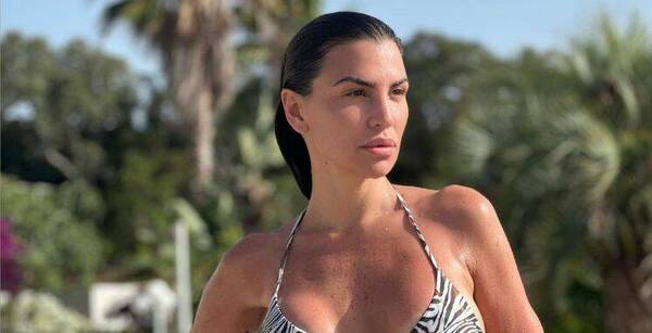 [GALERÍA] ¡Mamau! Claudia Galanti apareció haciendo topless