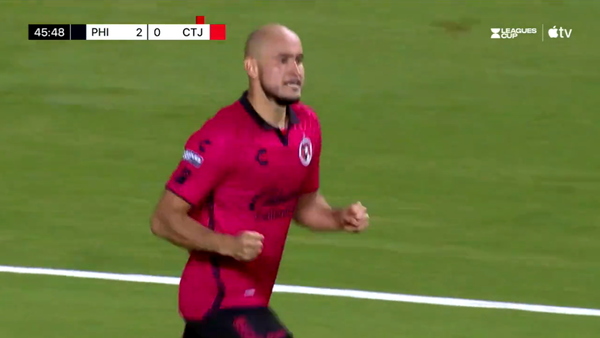 Carlos González convierte y falla un penal para Tijuana