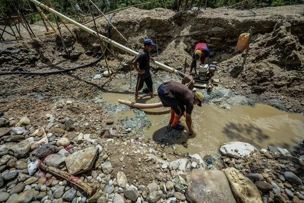 Militares evacuan a cerca de 7.000 mineros ilegales de la Amazonía venezolana - Mundo - ABC Color