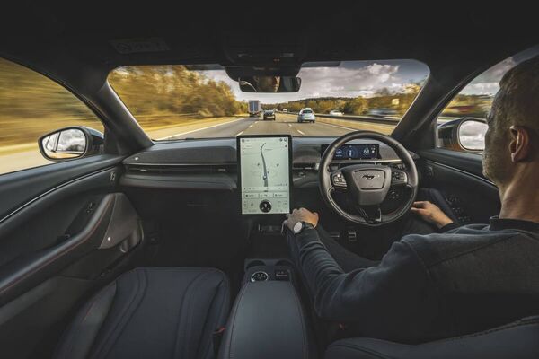 Ford lanza sistema de conducción manos libres