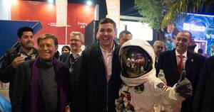 La Nación / El presidente electo Santiago Peña visitó el stand del Conacyt
