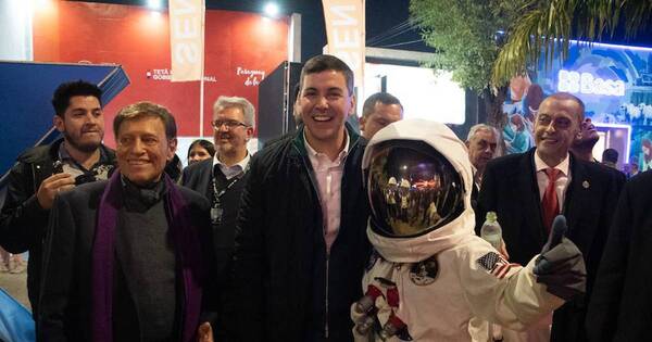 La Nación / El presidente electo Santiago Peña visitó el stand del Conacyt