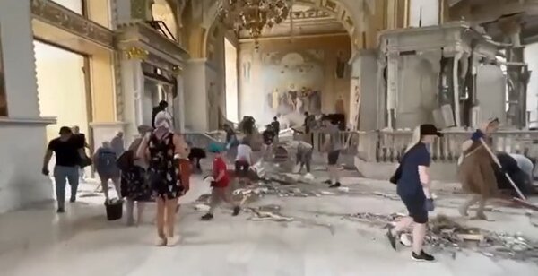Ataque aéreo ruso mata a una persona y daña catedral en Odessa