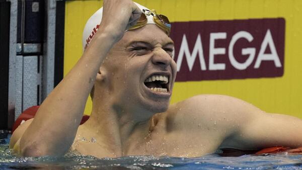 El francés Leon Marchand pulveriza el récord mundial de Phelps