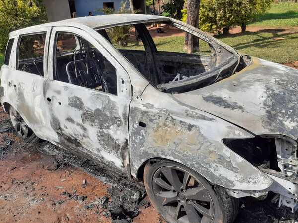 VEHÍCULO ARDIÓ EN LLAMAS EN EL BARRIO SAN ISIDRO DE ENCARNACIÓN - Itapúa Noticias