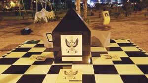 Monumento masón en plena Costanera armó flor de roncha