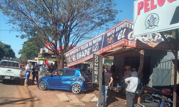 Vehículos chocan y destruyen local comercial