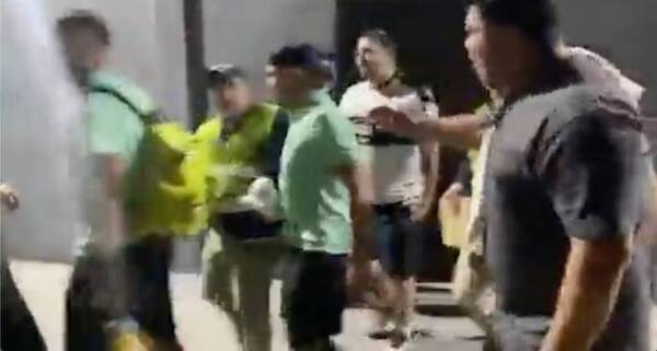 [VIDEO] ¡En medio de insultos! Así se retiraron del estadio los jugadores de Olimpia
