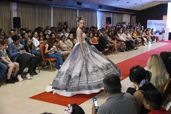 Expo 2023: Desfile de diseñadoras de moda egresadas del Ministerio de Trabajo - Economía - ABC Color