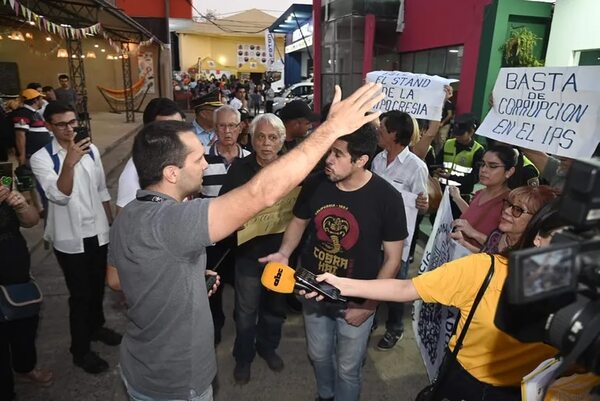 Expo 2023: asegurados se manifestaron frente al IPS - Economía - ABC Color