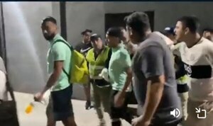 (VIDEO) Peloteros de Olimpia: a punto de ser linchados por la hinchada