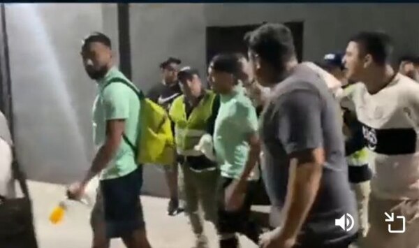(VIDEO) Peloteros de Olimpia: a punto de ser linchados por la hinchada