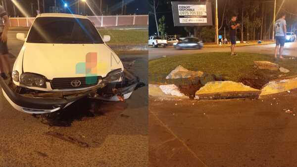 Conductora esquivó a motociclista y terminó impactando contra rotonda