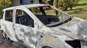 VEHÍCULO ARDIÓ EN LLAMAS Y CONDUCTORA SUFRIÓ QUEMADURAS
