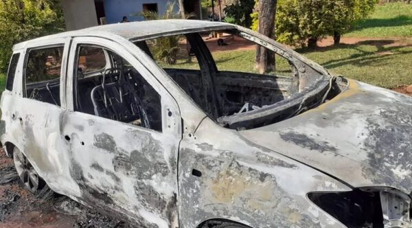 VEHÍCULO ARDIÓ EN LLAMAS Y CONDUCTORA SUFRIÓ QUEMADURAS