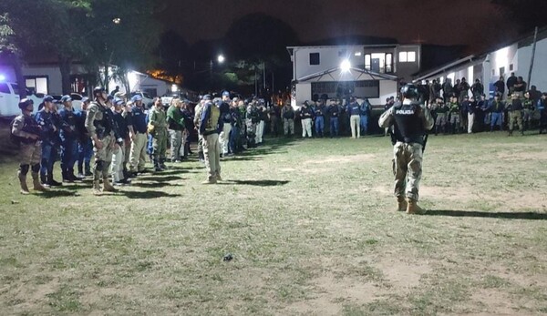 Más de 10 detenidos en allanamientos contra microtráfico en Asunción - trece
