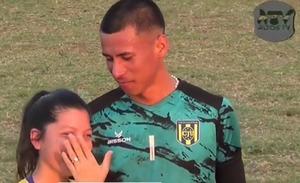 (Video) ¡Arquero le propuso matrimonio a su novia en la cancha!