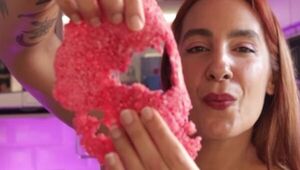 Diario HOY | En "modo Barbie", Gia Alfieri preparó mbeju rosado