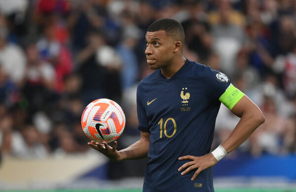 Versus / En la incertidumbre total, comienzan las negociaciones por Kylian Mbappé