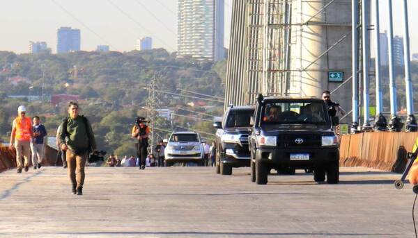 Circuló el primer vehículo sobre el puente Héroes del Chaco
