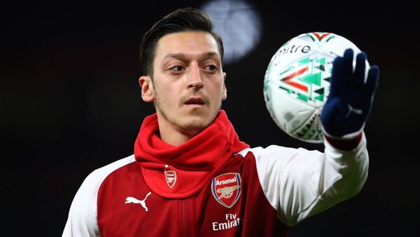 Versus / Las redes sociales estallan contra el tatuaje de Mesut Özil