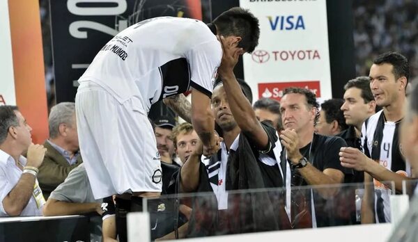 A diez años: Ronaldinho recordó la final de la Libertadores 2013 ante Olimpia - Olimpia - ABC Color