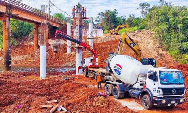 Avanza construcción de nuevo puente sobre el río Yguazú