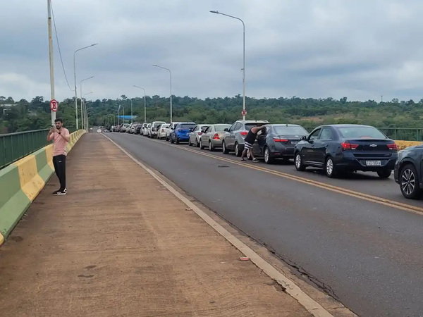 Filas de hasta 7 horas deben soportar los que quieren visitar Puerto Yguazú - La Clave